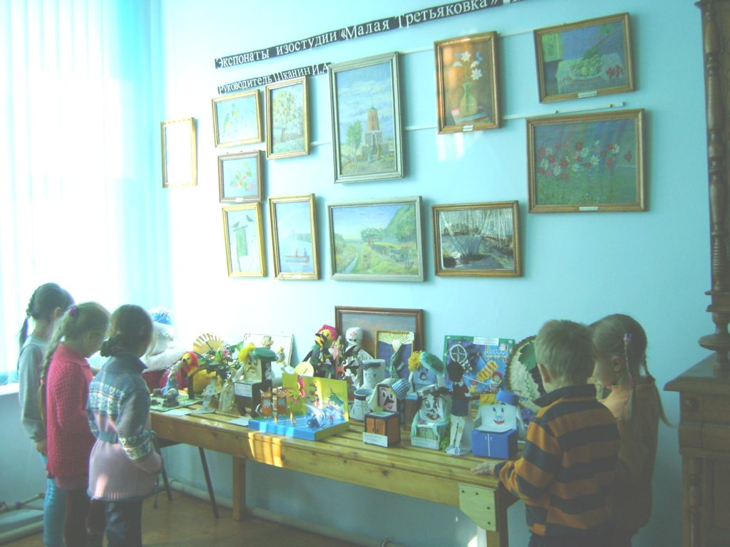 maya  goda obuchayushhiesya doshkolnyh grupp na ekskursii v shkolnom muzee