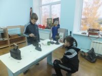 Ученики 6 класса: Рыгаев М., Мартышин А. – помогают готовить новую экспозицию в музее школы. 2013 год.