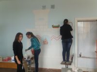 Ученицы 11 класса:  Хрусталева Евгения, Камалова Анастасия, Чупрова Карина- оформляют элемент  интерьера деревенской избы в музее. 2013 год.