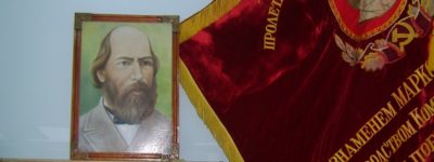 Знамя школы и портрет И.Н.Ульянова